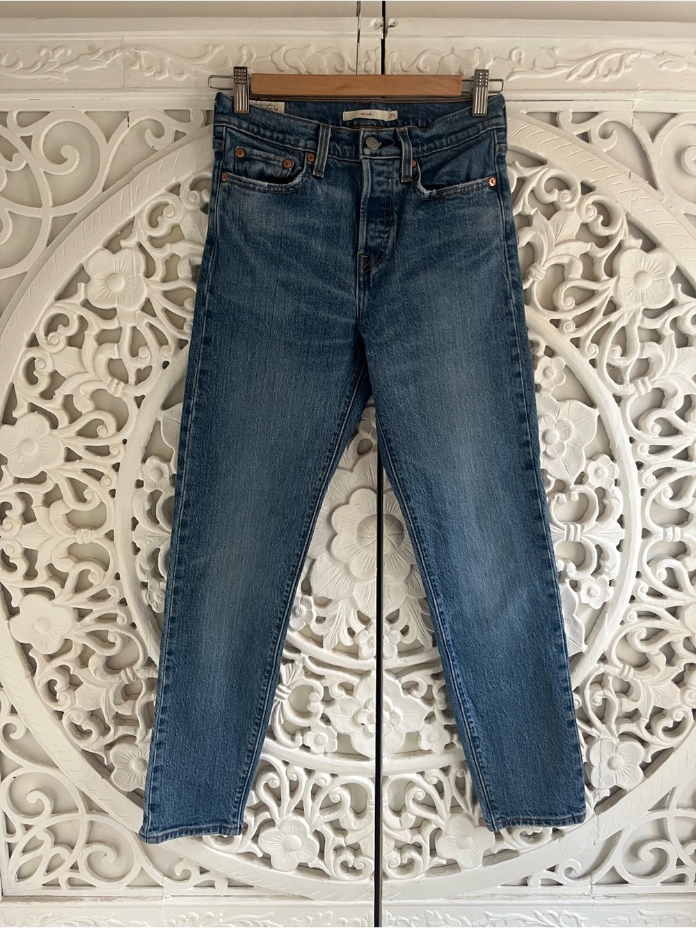 Levi’s Wedgie Straight High Rise Button Fly Jeans Medium Wash Size 25